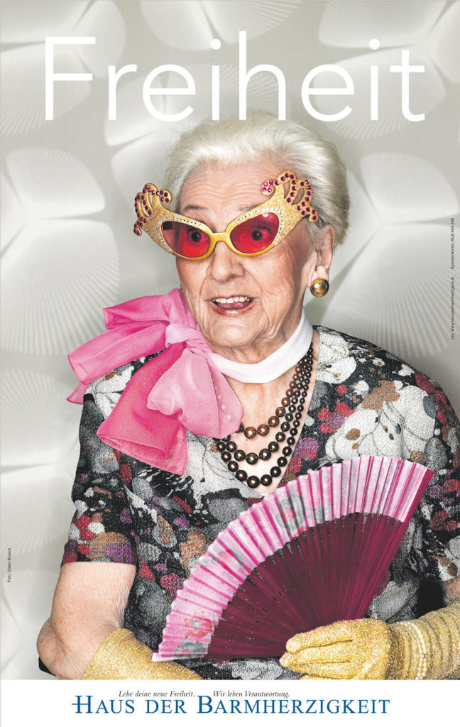 Alte Frau mit pinker Sonnenbrille